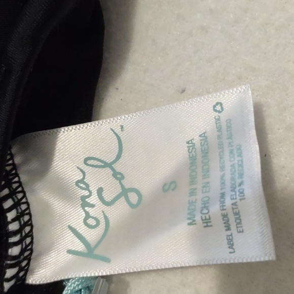 New Classic Style One Piece Size S - Picture 11 of 11